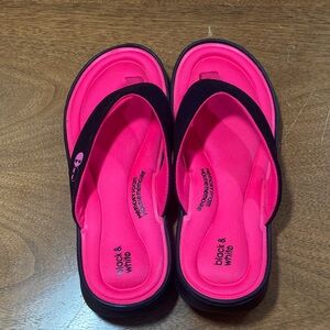 NWOT Women's Vibrant Neon Pink & Black Memory Foam Sandals Size 8 Flipflop Style